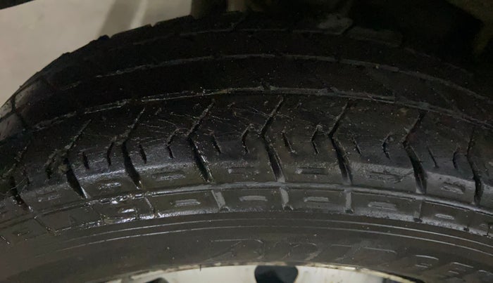 2016 Maruti Eeco 5 STR WITH A/C+HTR, CNG, Manual, 66,563 km, Right Rear Tyre Tread