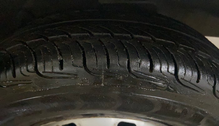 2016 Maruti Eeco 5 STR WITH A/C+HTR, CNG, Manual, 66,563 km, Right Front Tyre Tread