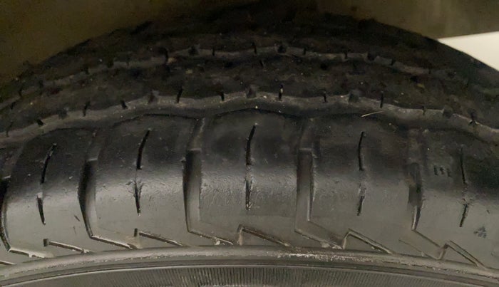 2022 Maruti Eeco 5 STR AC CNG, CNG, Manual, 11,048 km, Left Front Tyre Tread