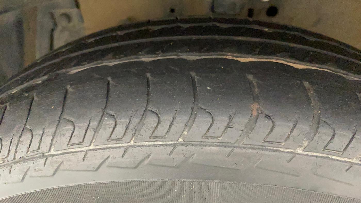 2015 Maruti Swift VXI, Petrol, Manual, 36,070 km, Left Front Tyre Tread