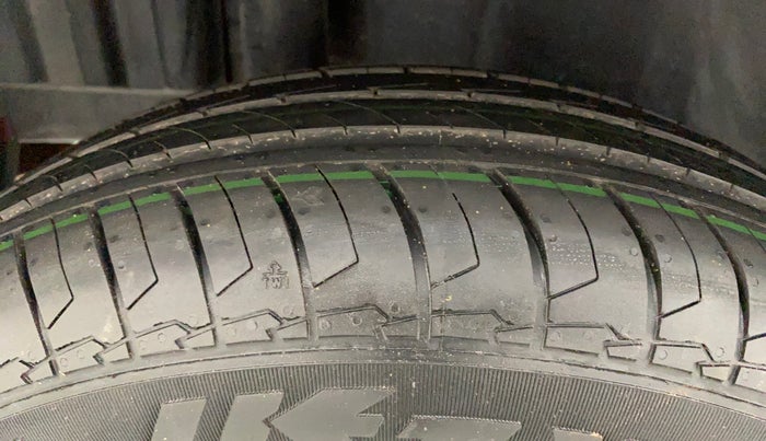 2015 Maruti Swift VXI, Petrol, Manual, 36,070 km, Right Rear Tyre Tread