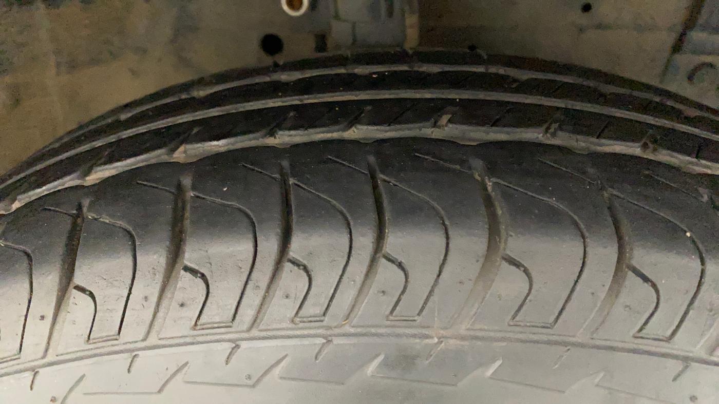 2015 Maruti Swift VXI, Petrol, Manual, 36,070 km, Right Front Tyre Tread