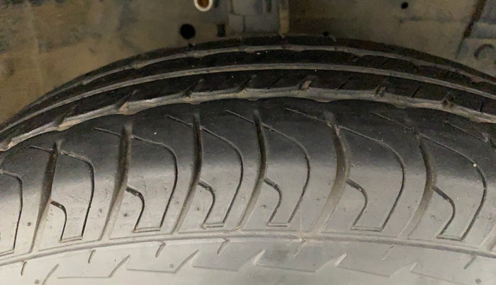 2015 Maruti Swift VXI, Petrol, Manual, 36,070 km, Right Front Tyre Tread