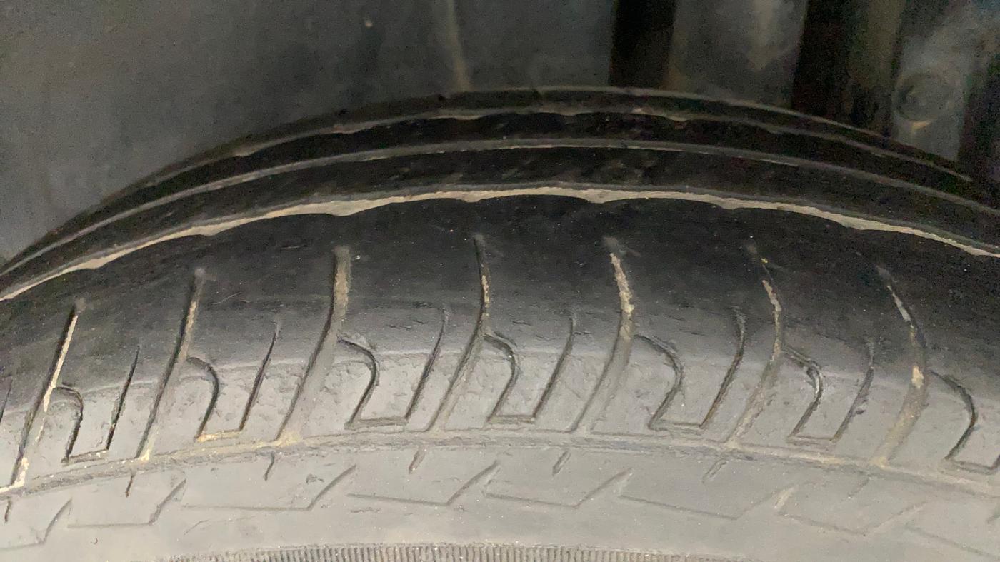 2015 Maruti Swift VXI, Petrol, Manual, 36,070 km, Left Rear Tyre Tread