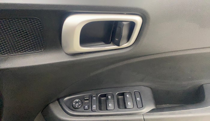 2022 Hyundai VENUE S+ 1.2, Petrol, Manual, 1,01,922 km, Driver Side Door Panels Control