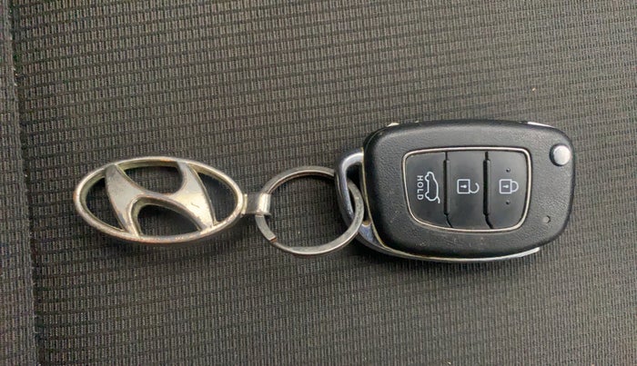 2022 Hyundai VENUE S+ 1.2, Petrol, Manual, 1,01,922 km, Key Close Up