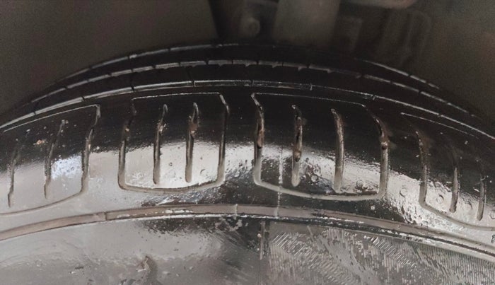 2017 Volkswagen Ameo COMFORTLINE 1.2L, Petrol, Manual, 36,026 km, Left Front Tyre Tread