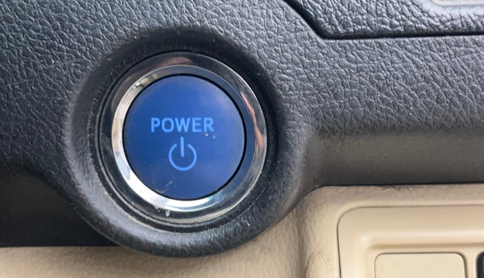 2016 Toyota Camry HYBRID, Hybrid, Automatic, 67,776 km, Keyless Start/ Stop Button