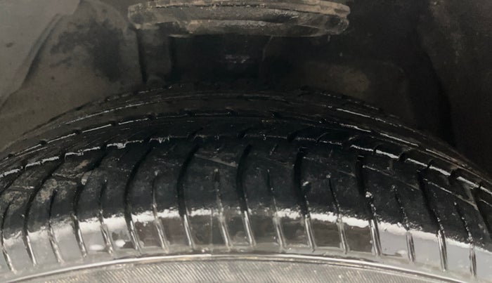 2016 Toyota Camry HYBRID, Hybrid, Automatic, 67,776 km, Left Front Tyre Tread