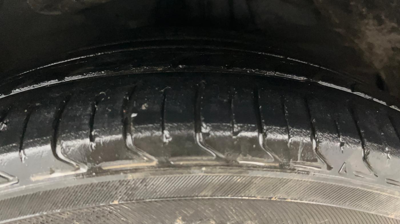 2016 Toyota Camry HYBRID, Hybrid, Automatic, 67,776 km, Right Front Tyre Tread