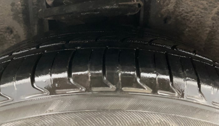 2016 Toyota Camry HYBRID, Hybrid, Automatic, 67,776 km, Right Rear Tyre Tread