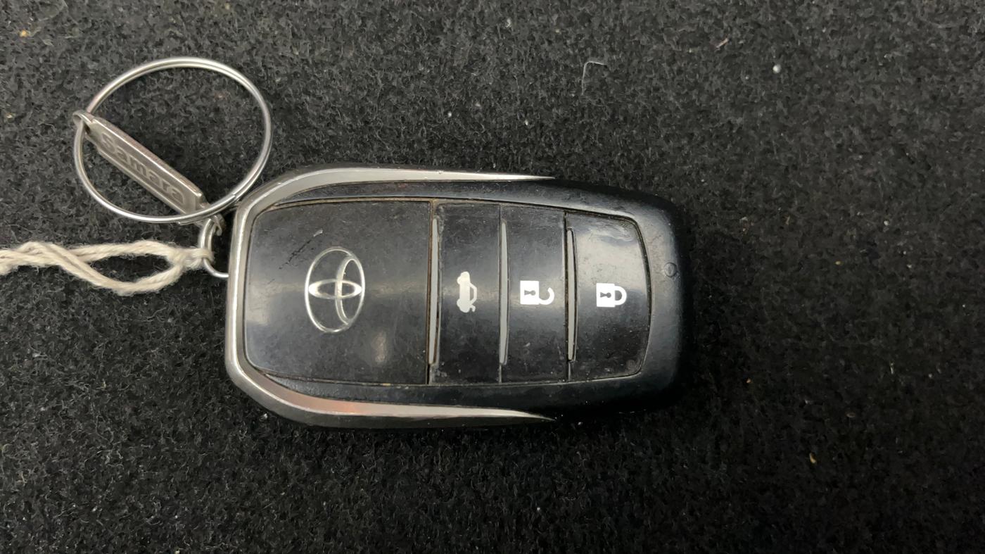 2016 Toyota Camry HYBRID, Hybrid, Automatic, 67,776 km, Key Close Up