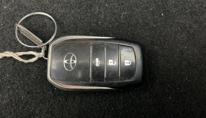 2016 Toyota Camry HYBRID, Hybrid, Automatic, 67,776 km, Key Close Up