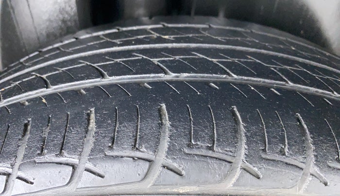 2015 Volkswagen Vento HIGHLINE 1.2 TSI AT, Petrol, Automatic, 46,343 km, Right Rear Tyre Tread