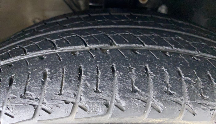 2015 Volkswagen Vento HIGHLINE 1.2 TSI AT, Petrol, Automatic, 46,343 km, Right Front Tyre Tread