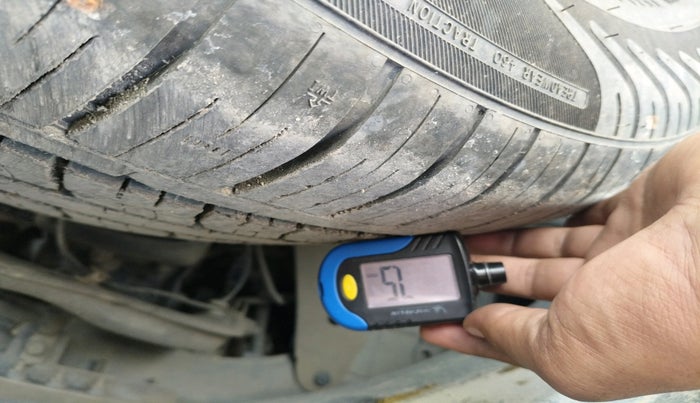 2016 Ford Endeavour TITANIUM 3.2 4X4 AT, Diesel, Automatic, 1,20,951 km, tyre