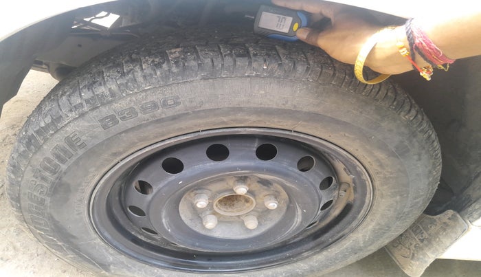 2014 Toyota Innova 2.5 GX 8 STR, Diesel, Manual, 1,61,772 km, tyre