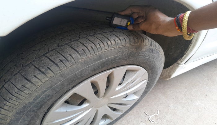 2014 Toyota Innova 2.5 GX 8 STR, Diesel, Manual, 1,61,772 km, tyre