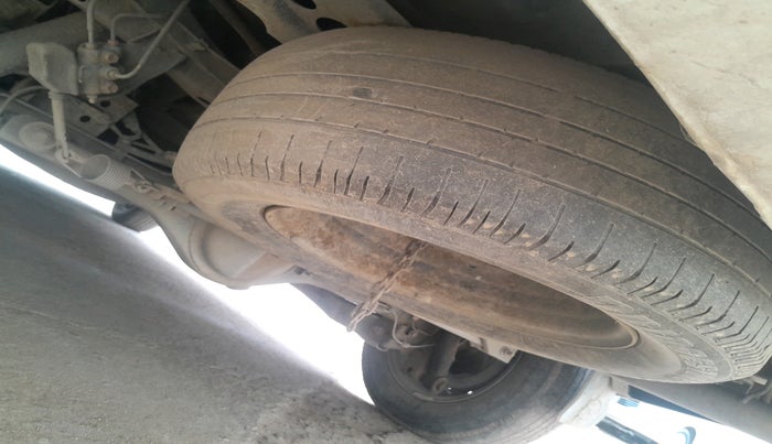 2014 Toyota Innova 2.5 GX 8 STR, Diesel, Manual, 1,61,772 km, tyre