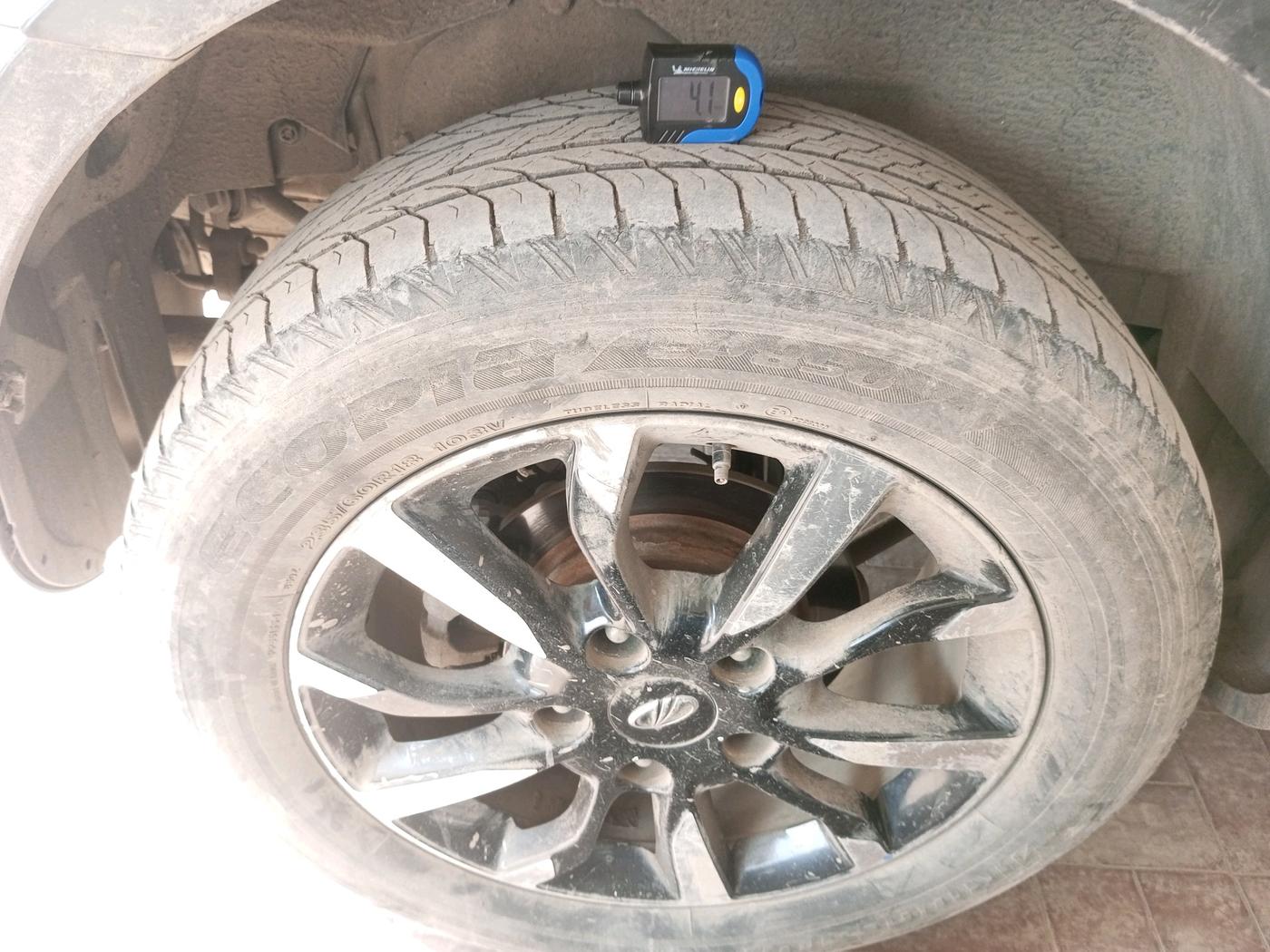 2019 Mahindra XUV500 W11, Diesel, Manual, 1,65,632 km, tyre