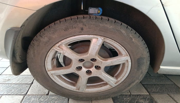 2013 Volkswagen Vento HIGHLINE DIESEL 1.6, Diesel, Manual, 1,13,787 km, tyre
