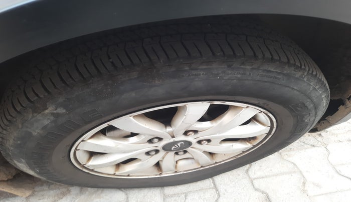 2017 Mahindra XUV500 W10 AT 1.99, Diesel, Automatic, 1,76,210 km, tyre