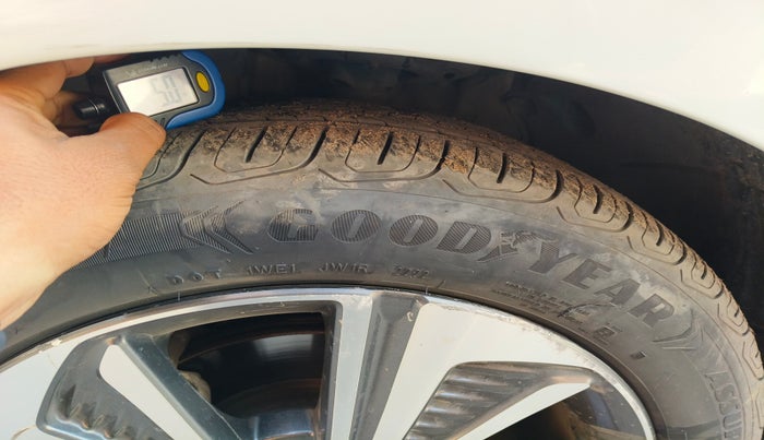 2020 Honda Civic 1.6L I-DTEC ZX MT, Diesel, Manual, 10,12,041 km, tyre