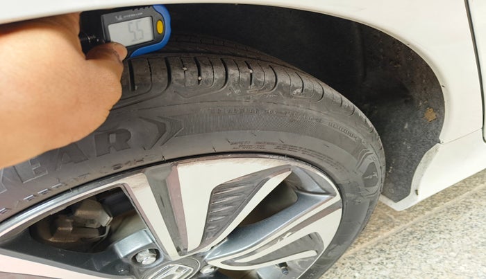 2020 Honda Civic 1.6L I-DTEC ZX MT, Diesel, Manual, 10,12,041 km, tyre