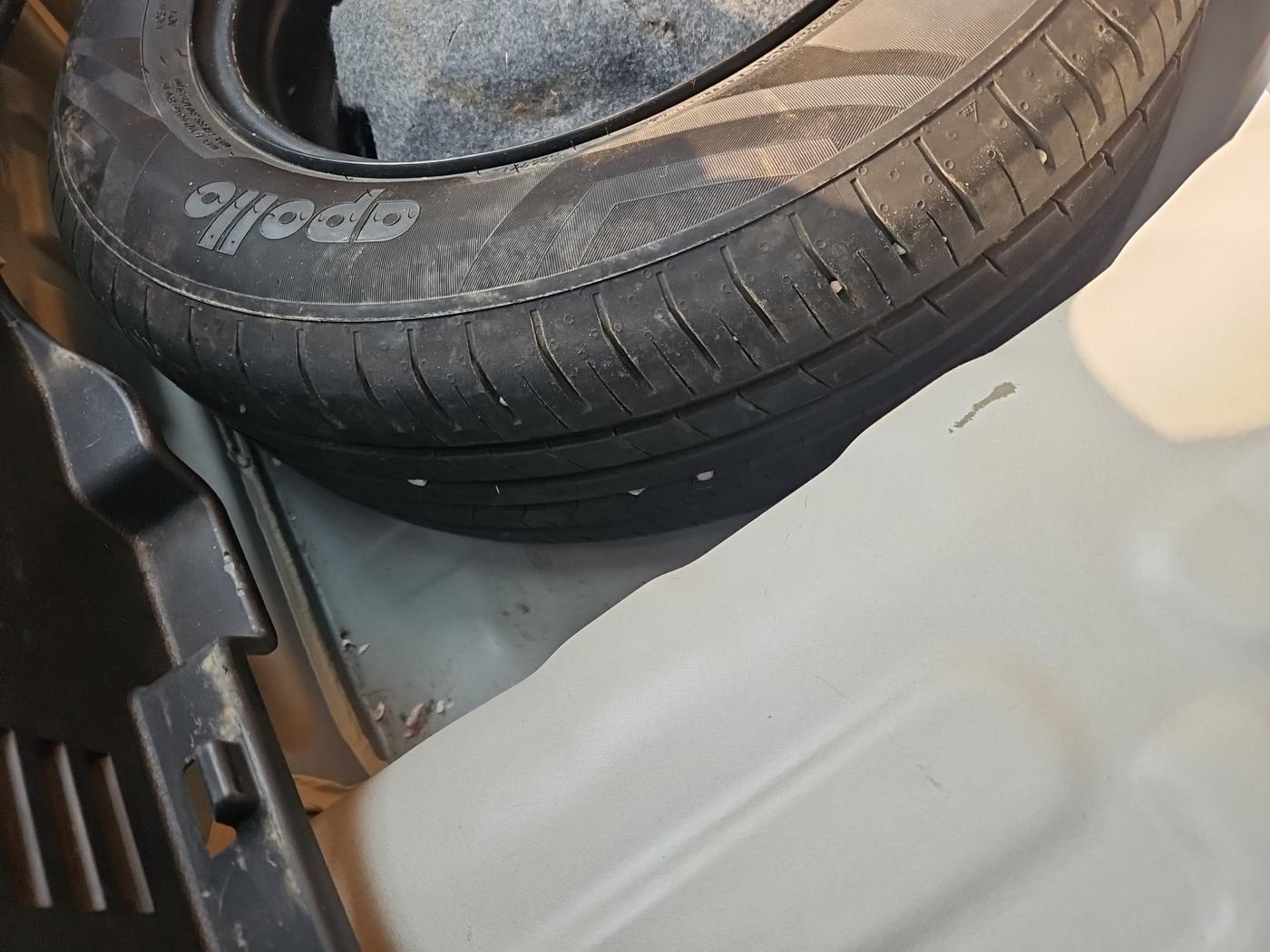 2021 Hyundai VENUE S+ 1.2, Petrol, Manual, 1,07,439 km, tyre