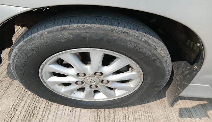 2013 Toyota Innova 2.5 VX 7 STR, Diesel, Manual, 2,21,069 km, tyre