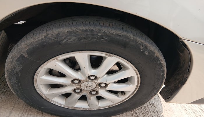 2013 Toyota Innova 2.5 VX 7 STR, Diesel, Manual, 2,21,069 km, tyre