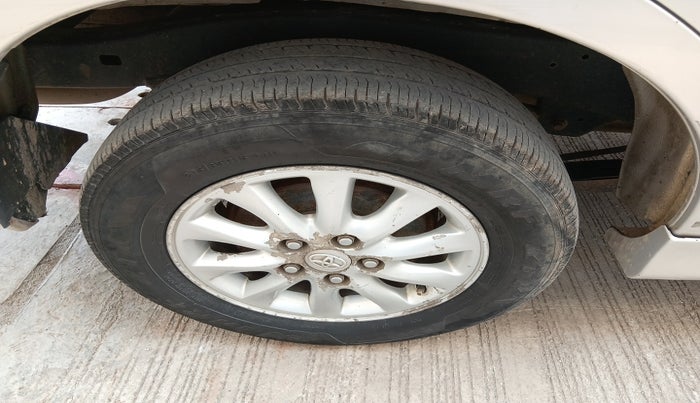 2013 Toyota Innova 2.5 VX 7 STR, Diesel, Manual, 2,21,069 km, tyre