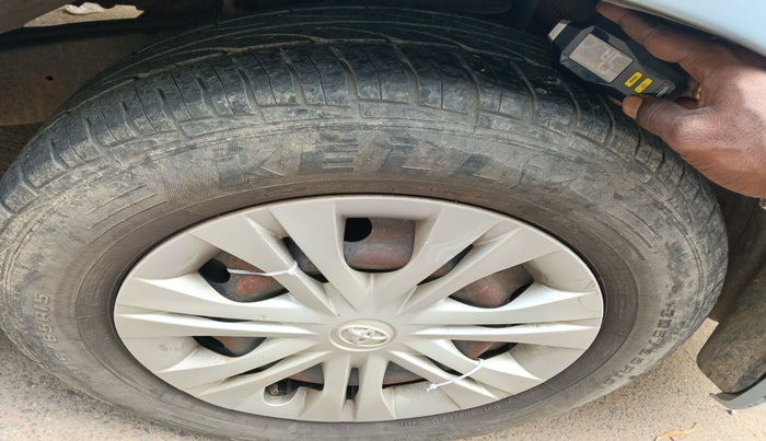 2011 Toyota Innova 2.5 G4 8 STR, Diesel, Manual, 2,71,771 km, tyre