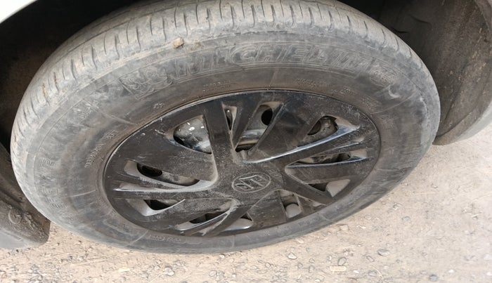 2010 Maruti Swift LXI, Petrol, Manual, 71,189 km, tyre