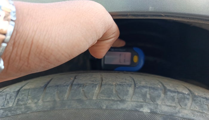 2013 Volkswagen Polo COMFORTLINE 1.2L, Diesel, Manual, 1,23,287 km, tyre