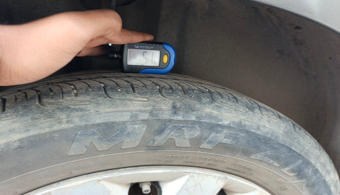 2013 Volkswagen Polo COMFORTLINE 1.2L, Diesel, Manual, 1,23,287 km, tyre