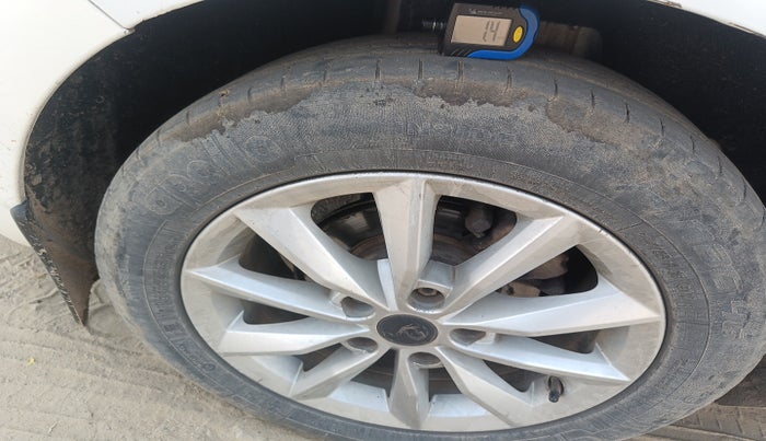 2014 Skoda Octavia AMBITION 2.0 TDI AT, Diesel, Automatic, 1,11,640 km, tyre