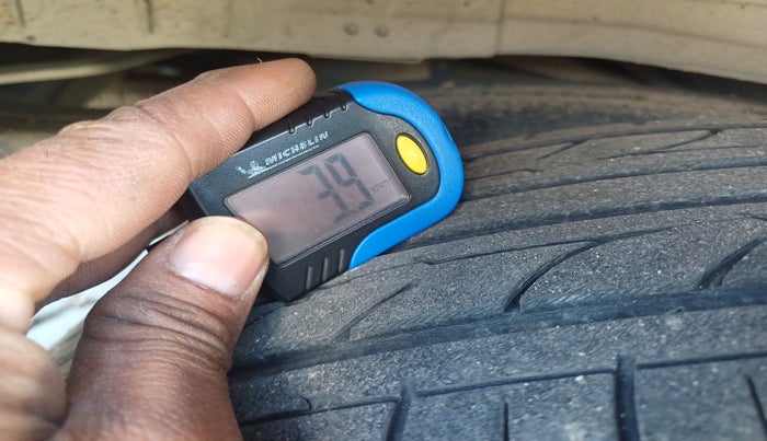 2016 Toyota Innova Crysta 2.4 ZX 7 STR, Diesel, Manual, 1,19,431 km, tyre