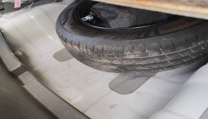 2024 Hyundai AURA SX 1.2 CNG, Petrol, Manual, 39,580 km, tyre