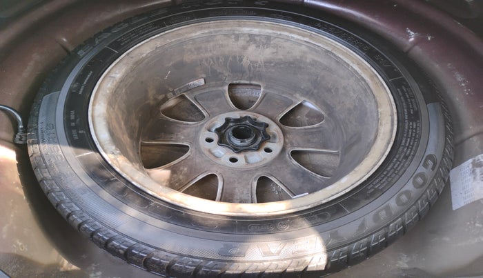 2013 Skoda Superb ELEGANCE 1.8 TSI MT, Petrol, Manual, 1,63,107 km, tyre