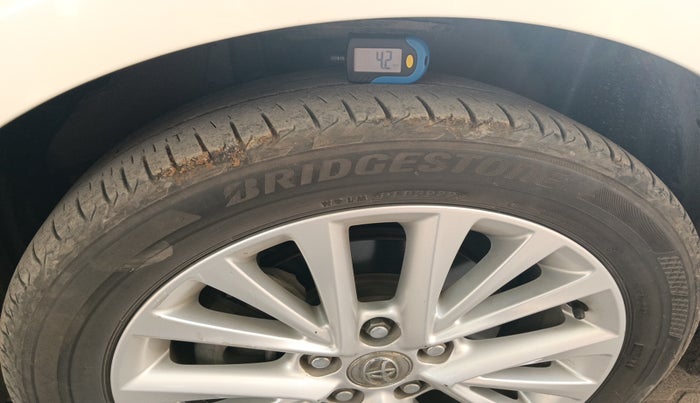 2016 Toyota Camry HYBRID, Hybrid, Automatic, 92,348 km, tyre