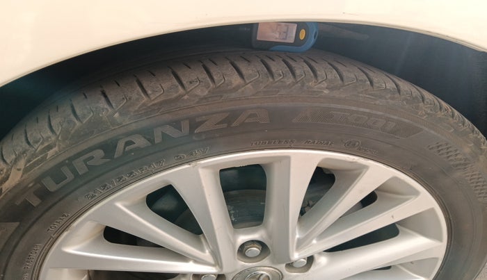 2016 Toyota Camry HYBRID, Hybrid, Automatic, 92,348 km, tyre