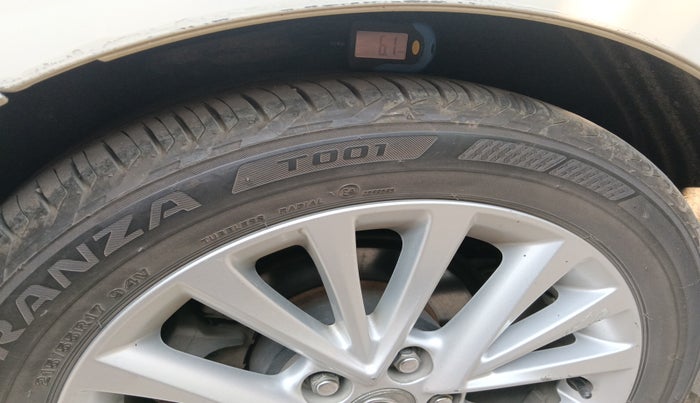 2016 Toyota Camry HYBRID, Hybrid, Automatic, 92,348 km, tyre