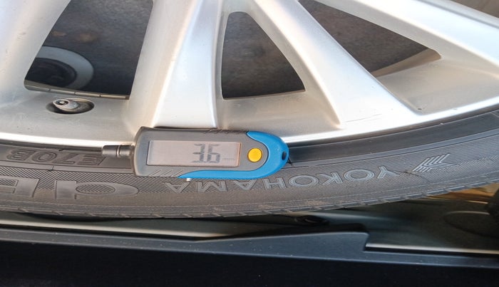 2016 Toyota Camry HYBRID, Hybrid, Automatic, 92,348 km, tyre