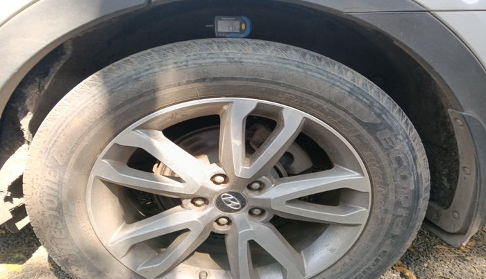 2016 Hyundai Santa Fe 4 WD AT, Diesel, Automatic, 1,02,569 km, tyre