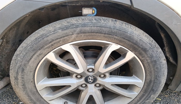 2016 Hyundai Santa Fe 4 WD AT, Diesel, Automatic, 1,02,569 km, tyre