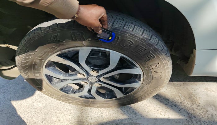 2013 Nissan Terrano XV D THP 110 PS, Diesel, Manual, 1,49,000 km, tyre