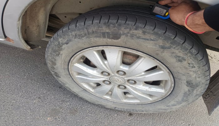 2011 Toyota Innova V 2.5 8 STR, Diesel, Manual, 4,23,264 km, tyre