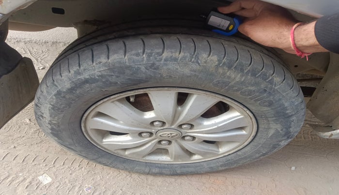 2011 Toyota Innova V 2.5 8 STR, Diesel, Manual, 4,23,264 km, tyre