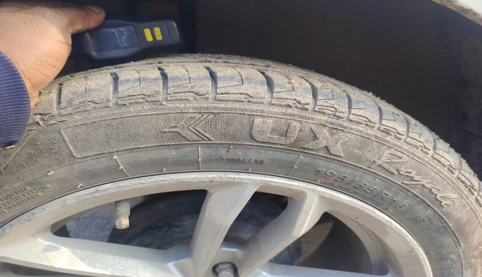 2017 Maruti Swift LXI (O), Petrol, Manual, 81,452 km, tyre